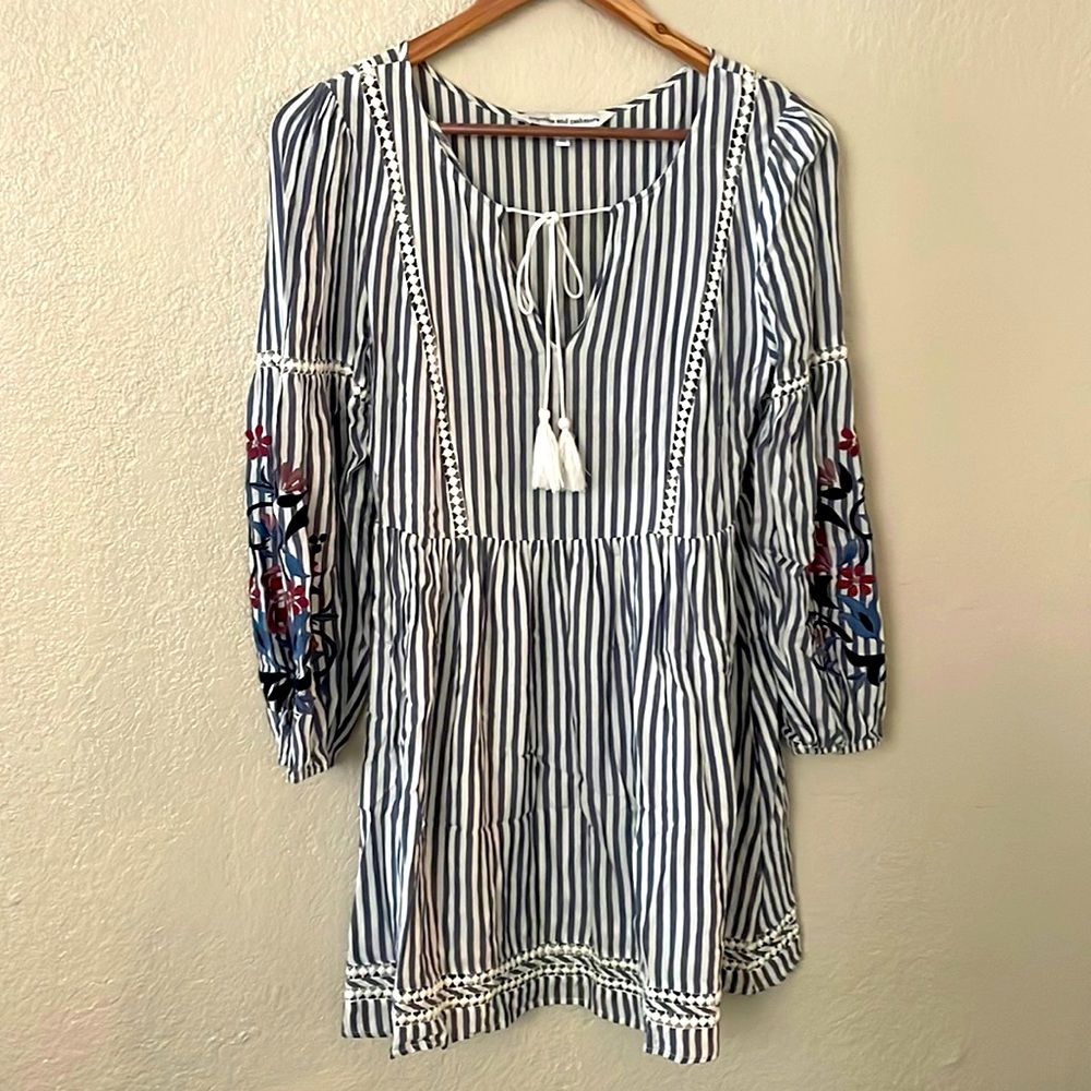 Dress embroidered sleeves